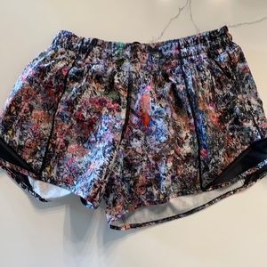 Lululemon Hotty Hot LR  short 4” lined. Has a zippered side pocket, Color Multi